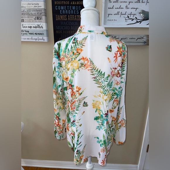 “City Streets” Button Down Top - Picture 4 of 6